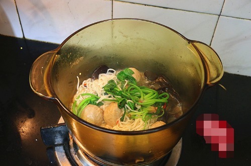 冬天就适合这样吃,煮上一锅,吃完身体也热腾腾的,真暖和