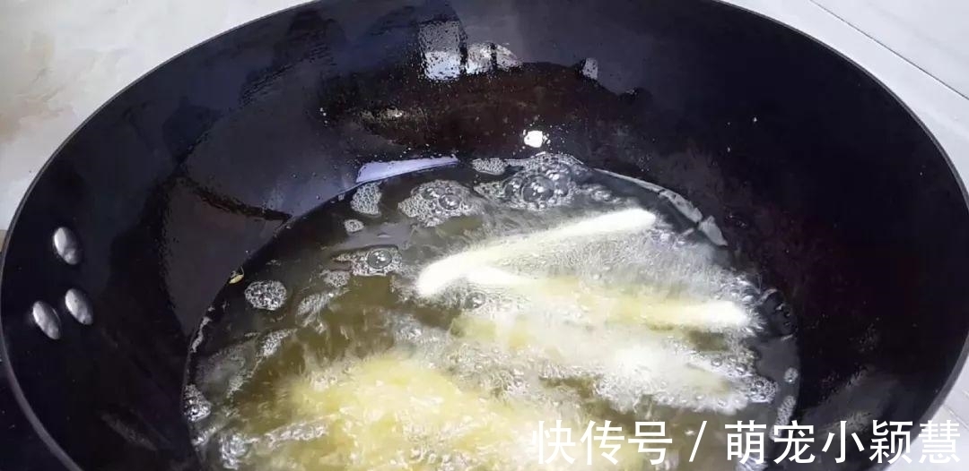 茴香|1斤面粉，2个鸡蛋，筷子搅一下，教你做创意小油条，比麻花好吃十几倍