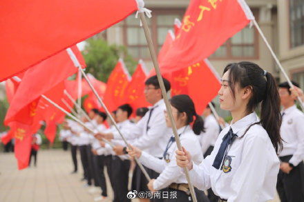 师生情|热血沸腾！师生“喊楼”为高三学子助威