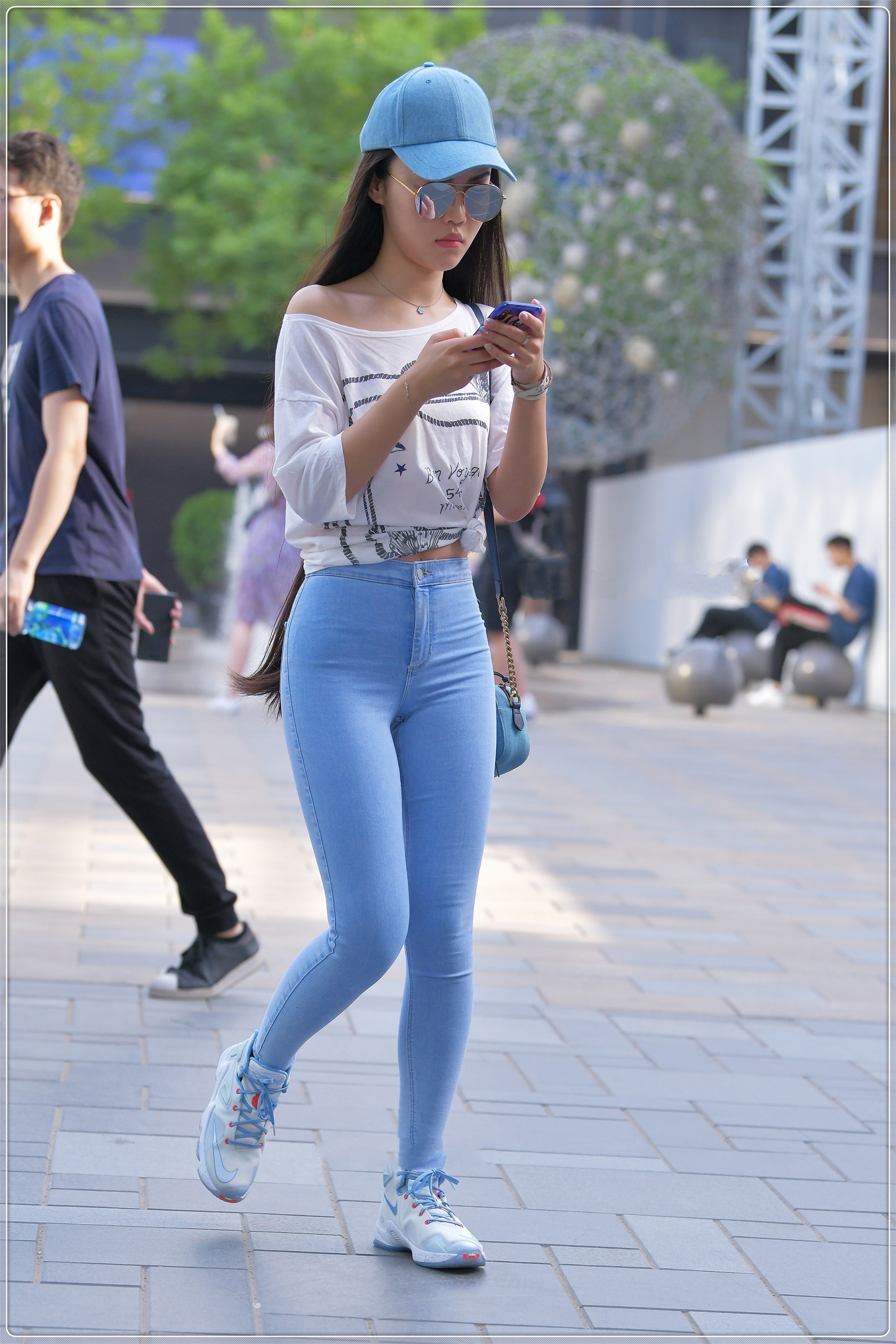 白色斜肩上衣搭配浅蓝薄牛仔，青春时尚，活力十足