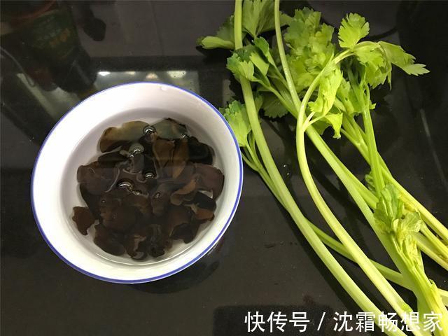 泡腐竹时,用开水还是用冷水,教你小窍门,30分钟发好,不夹生