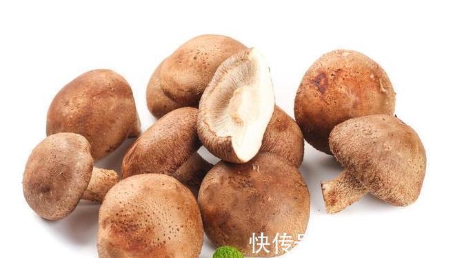 清洗香菇时,不要放水里过度浸泡,多加3样,泥沙容易洗出来