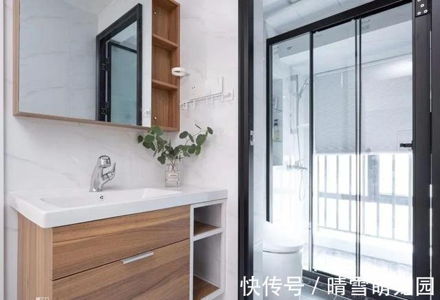 干湿分离|卫生间做了干湿分离依然到处都是水?只有一道隔断,不算干湿分离