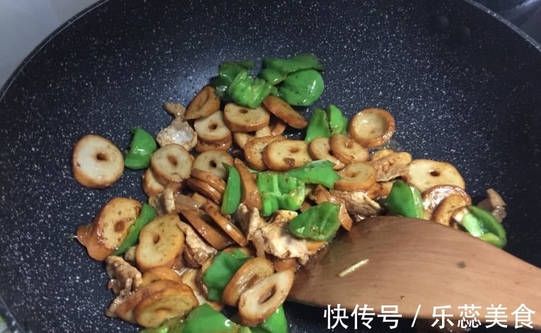 无论炒什么肉，不要放“它”，不然肉又老又柴，还发苦