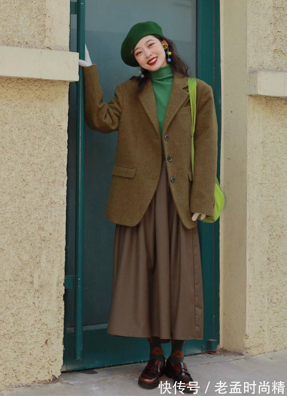 穿搭 半身裙下面不一定配高跟鞋,今年流行这样穿