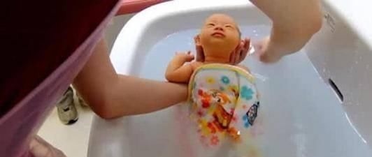 抱娃|爸爸去产房接宝宝,电梯门打开后场面“壮观”,让人忍俊不禁