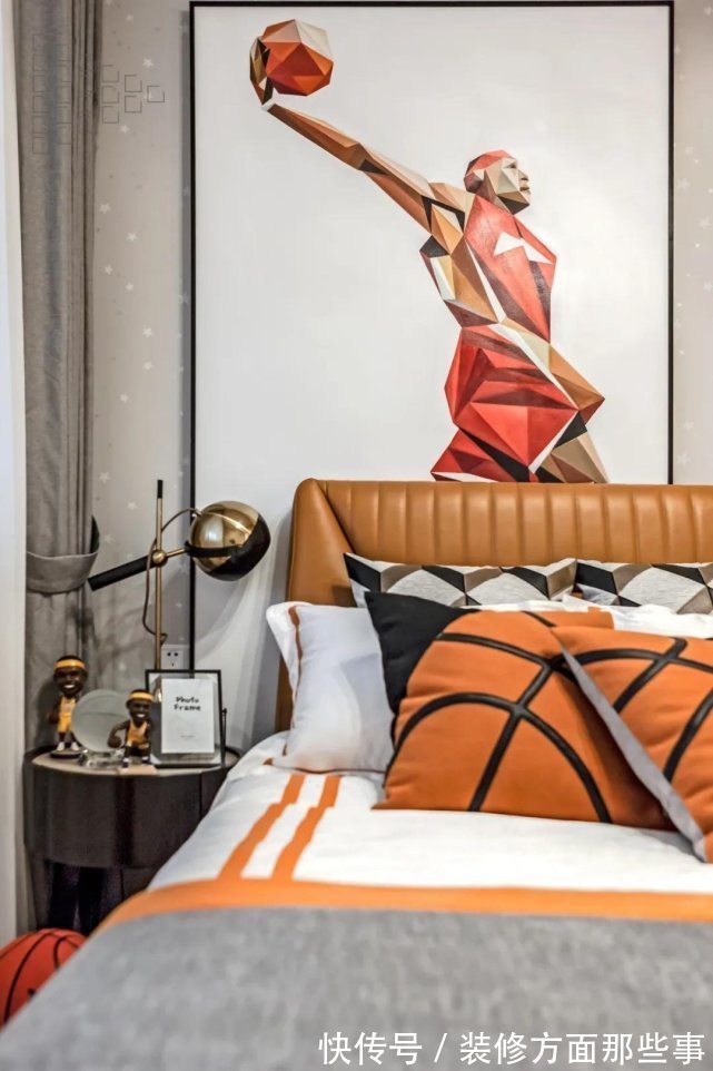 软装|100平现代轻奢风三居室,橙色软装有一种华丽温馨的活力空间感