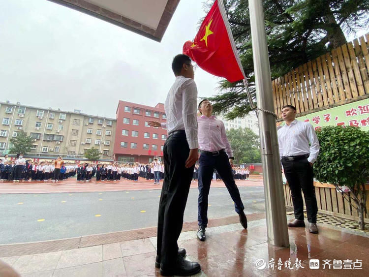 国歌|我向国旗敬个礼！济南文东小学新学期首次升旗仪式，学生唱响国歌