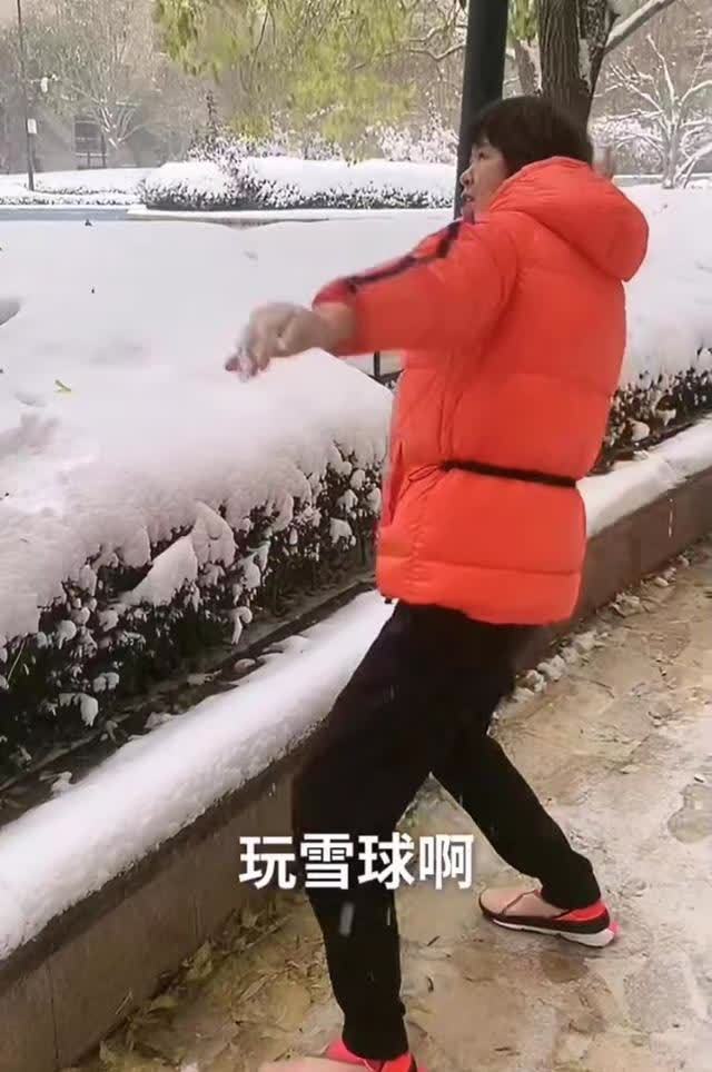 郎平|郎平更新个人动态：好久没有打雪仗了，玩雪球啊