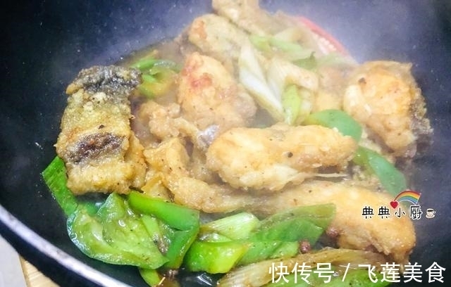 家常红烧鱼,炸出来酥脆,红烧起来不松散!