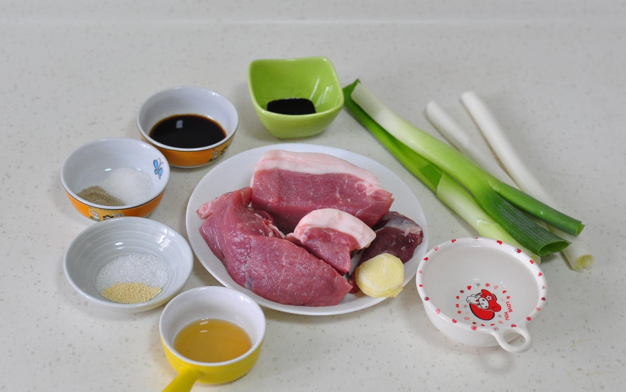 皮软馅嫩的小笼包，一口一个超满足，蒸一锅也不够吃