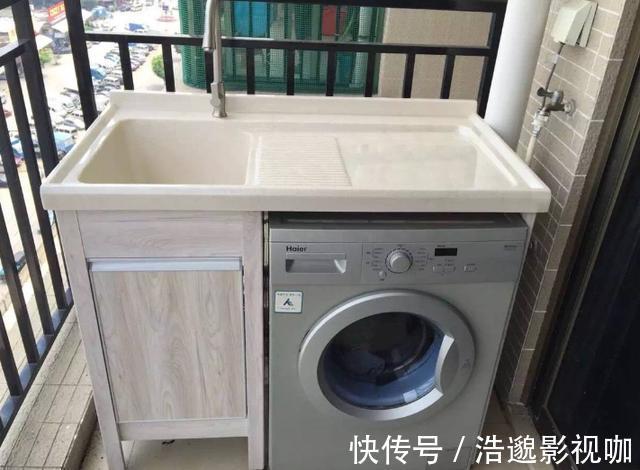 阳台上|卫生间里可别放洗衣机,危险还占地,如今都流行放这里
