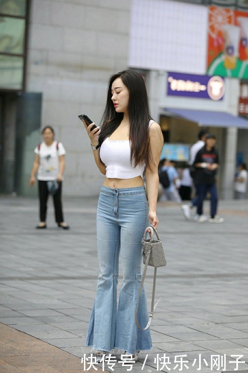 复古的喇叭裤又流行起来，完美的穿衣风格，时尚舒适又有气质！