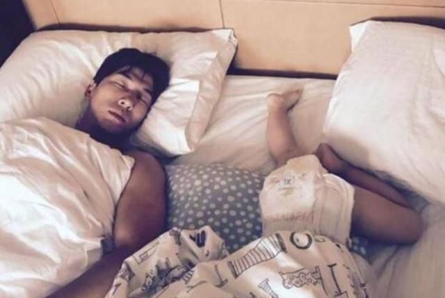 莉莉|奶爸带宝宝睡觉,睡醒来后发现娃“不见了”,表情让人忍不住笑