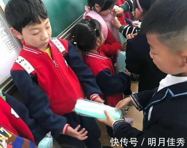 废纸|孩子幼儿园互换圣诞礼,近千元文具换回废纸人,查完价格家长傻眼