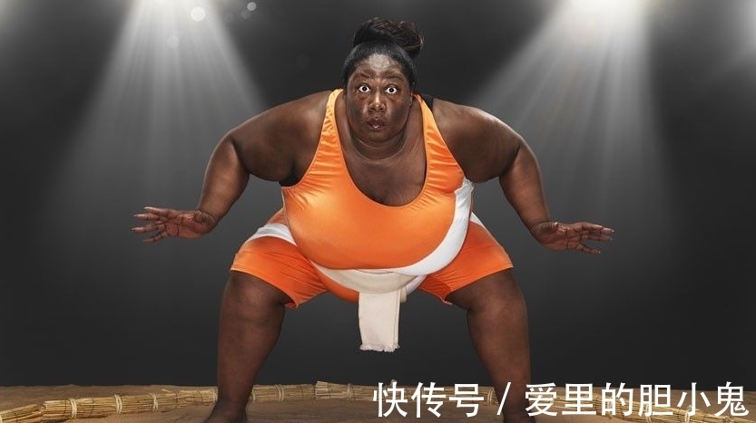 民族服饰|英国女相扑国手,体重406斤,曾花900万招上门女婿,43岁无人敢娶