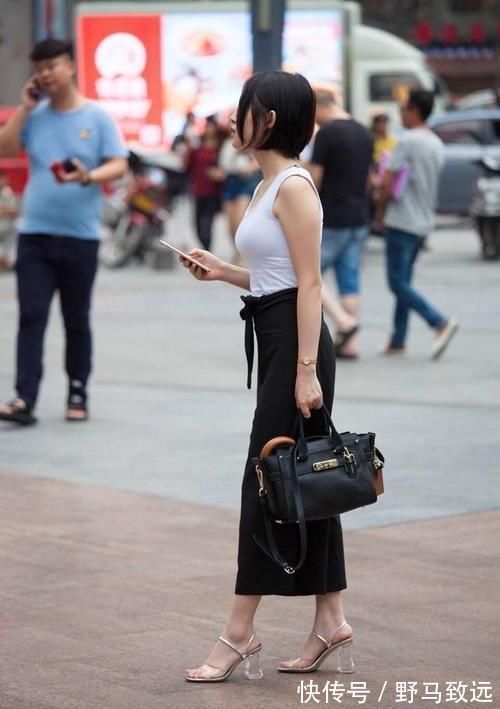 东方女性 黑+白的经典色,搭配出时尚感,尽显女神妩媚动人范!