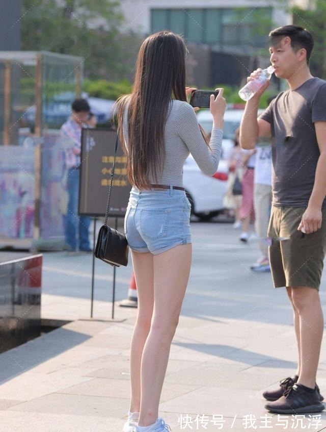 时尚 V领条形长袖搭配牛仔短裤,显瘦显高,简单时尚!