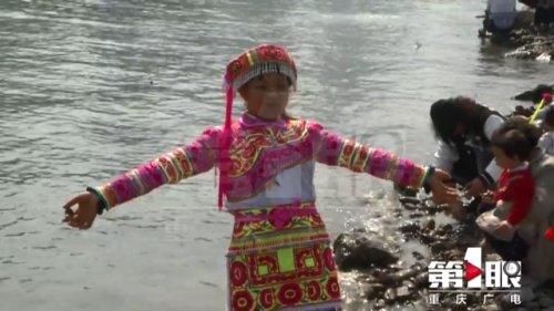 低薪|暖阳太诱人 市民三五成群江边撒欢