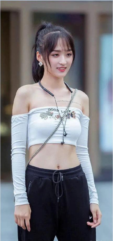 一字领印花露肩T恤简洁而百搭, 穿出酷酷的感觉, 走出优雅的气质