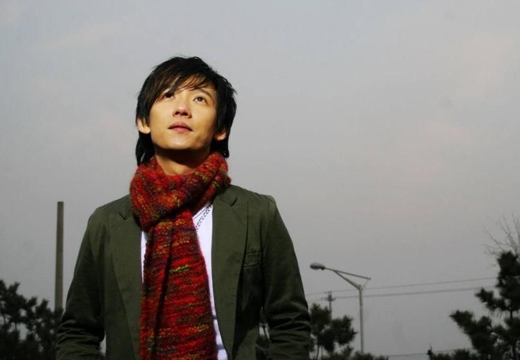  桃花|他凭借《桃花朵朵开》被大家熟知，唱作俱佳，如今却风光不再