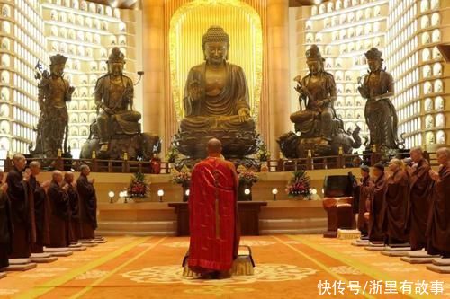 浙江这座土豪寺庙，冬有地热夏有空调，屋顶还挂着许多黄金制品