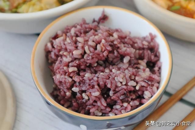 退休老人的午餐,2菜1主食成本5块,网友:退休金花不完了