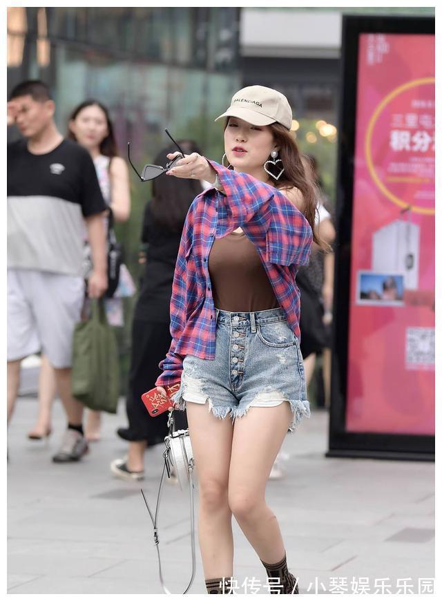 秋天 初秋时节,牛仔短裤搭配短靴,也是很流行的穿搭方式