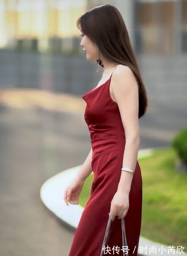 知性|街角里的时尚,真丝裙彰显“知性熟女”韵味