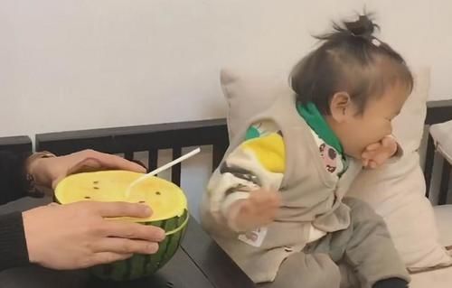 西瓜|“贼兮兮奶爸”套路娃吃药火了，我信你个鬼，你个糟老头子坏得很