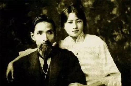 因小妾连诞4子,丈夫将原配母女赶至后院,不料女儿却家喻户晓