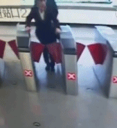 |搞笑GIF:这是谁家的闺女