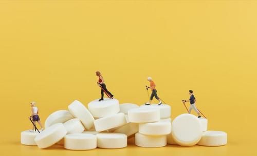 骨关节炎|老年人缺钙后该怎么办?教你3个小妙招,或补钙强肾预防骨关节炎