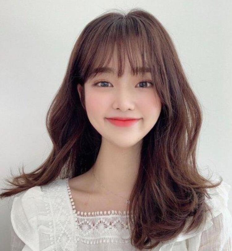 别再披头散发了,这有10款适合圆脸的中