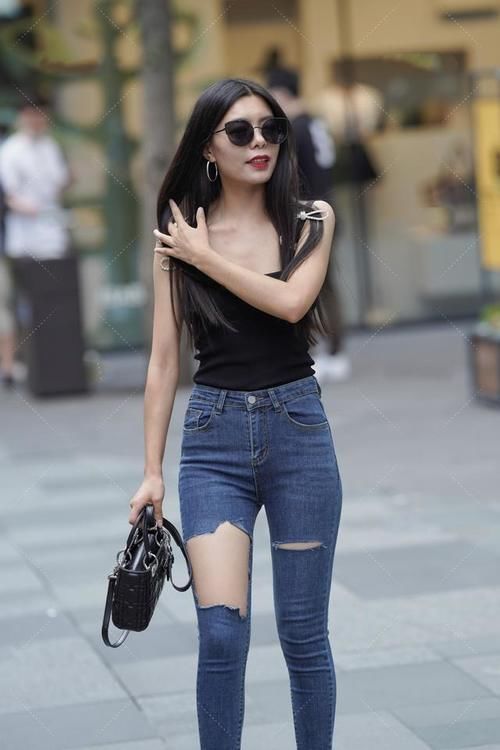 苗条 苗条美女怎么穿搭?黑色吊带背心搭配紧身牛仔裤,展现好魅力!