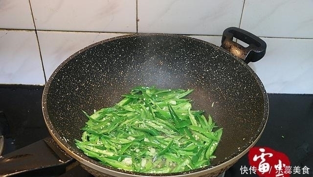 这东西一年才吃上一次，馋死了，端上桌都抢着吃，家乡的味道啊