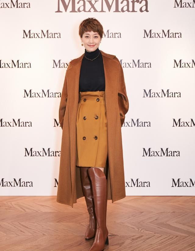 优雅|40岁左右的女人别毛衣配裤子,学马伊琍毛衣“新搭配”,很高级