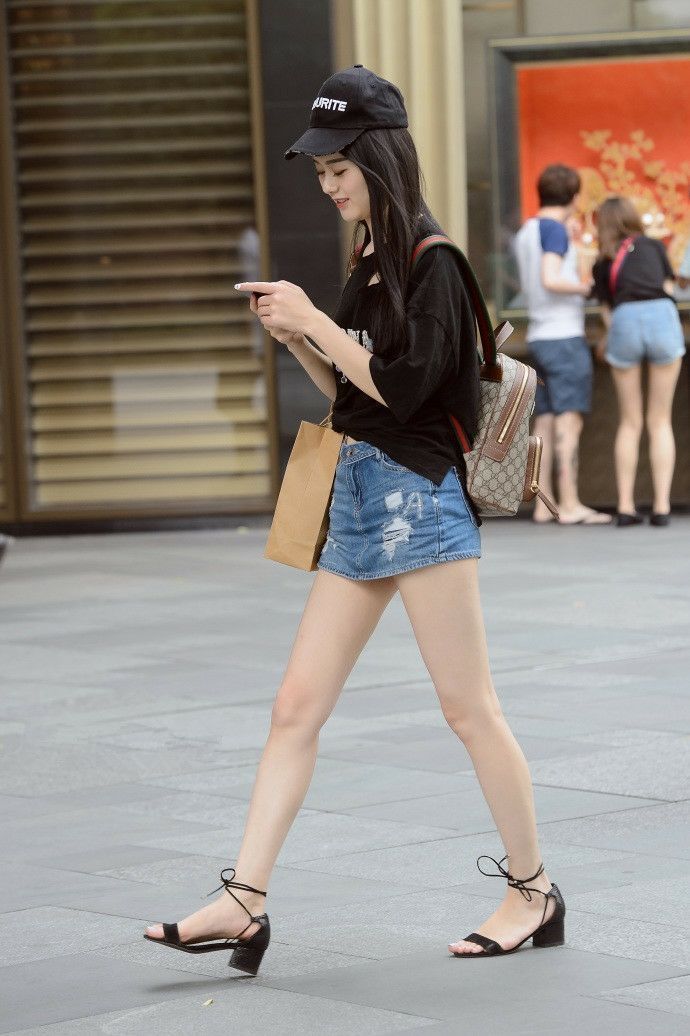 街拍图5披肩黑色包带娇娆婀娜,图4俏皮的表情惹人爱!