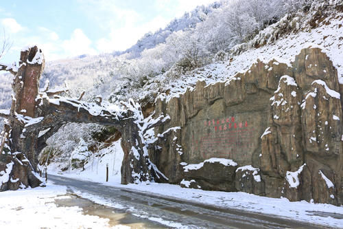 单人单车独闯夹金山 谁说两驱车不能挑战冰雪路