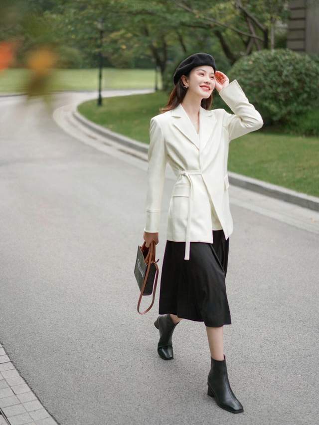 搭配|为什么今年的风衣,都宁愿配阔腿裤和白色衬衫?重点是真心好看