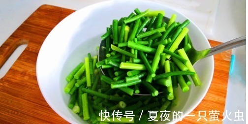 凉开水|炒蒜苔时,最好不要直接下锅炒,饭店都这样做,蒜苔香脆更入味