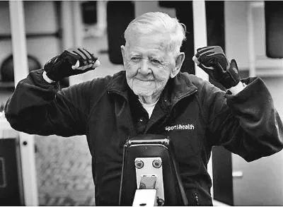 健身|70岁硬核奶奶3个月减脂28斤，凭马甲线上热搜！光彩照人的生命