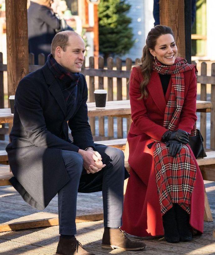 凯特王妃美得惊艳,穿红色大衣配格纹围巾经典时髦,气场全开