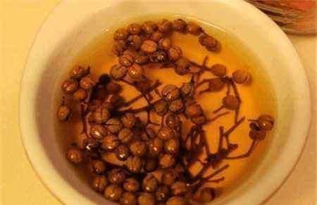 白醋里泡点花椒,解决了很多人的难言之隐,晚上回家赶紧试试!