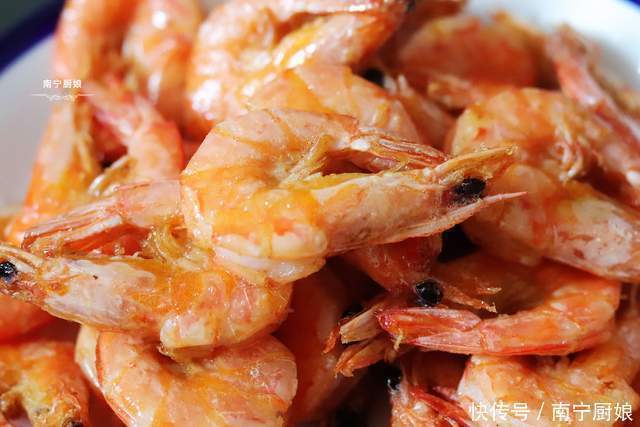 大虾别再白灼吃了,教你咸香又酥脆的美味做法,吃上一口就会上瘾