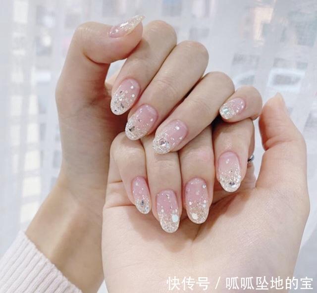 漂亮|换上一款漂亮的透明美甲,让你的指尖仙气满满,档次一下提升了