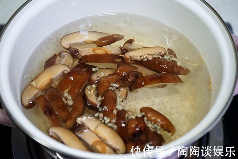 好喝的双菇蛋花汤做法竟然如此简单,鲜香浓郁,喝一口回味无穷
