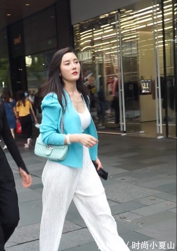 运动背心|运动背心搭上阔腿裤，个性不羁，街头就是她的秀场