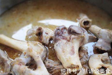 熬骨头汤时，要牢记这三个技巧，学会就再也不用下馆子了