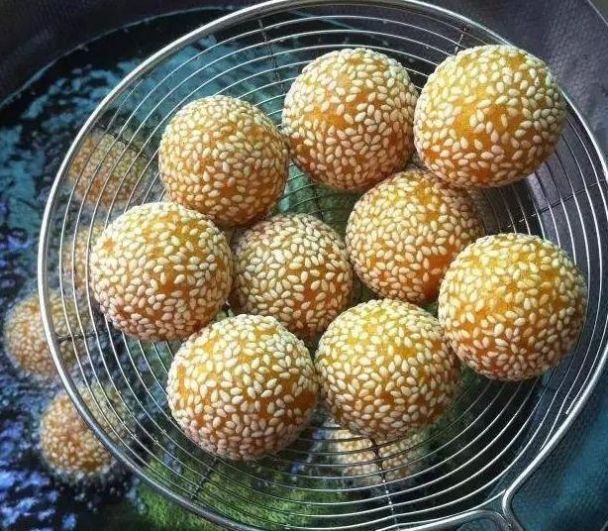 自制“麻球”,一碗糯米粉一碗水,外酥里糯超好吃,关键是不松塌